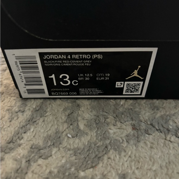 Retro Jordan 4 black and red. Great condition. Boys size 13 - Picture 3 of 5